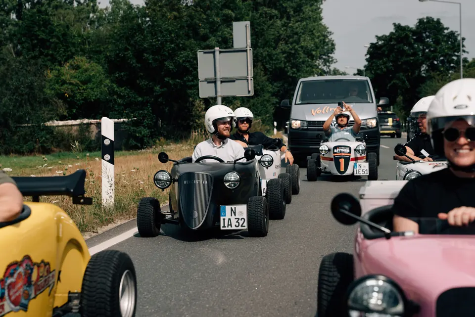 Gruppe in Hot Rods unterwegs auf einer Landstraße bei Nürnberg